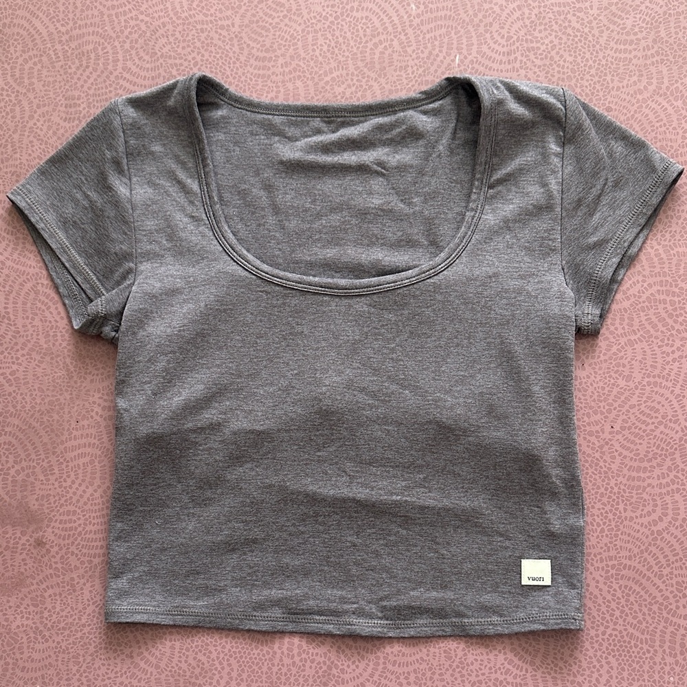 Vuori Women’s Shirt Sleeve Halo Crop, Sawyer Heather, Small, EUC